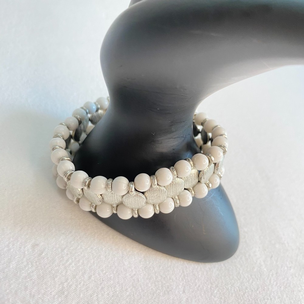 💎White Beads Silver Tone Metal Center Stretch Bracelet Minimalist